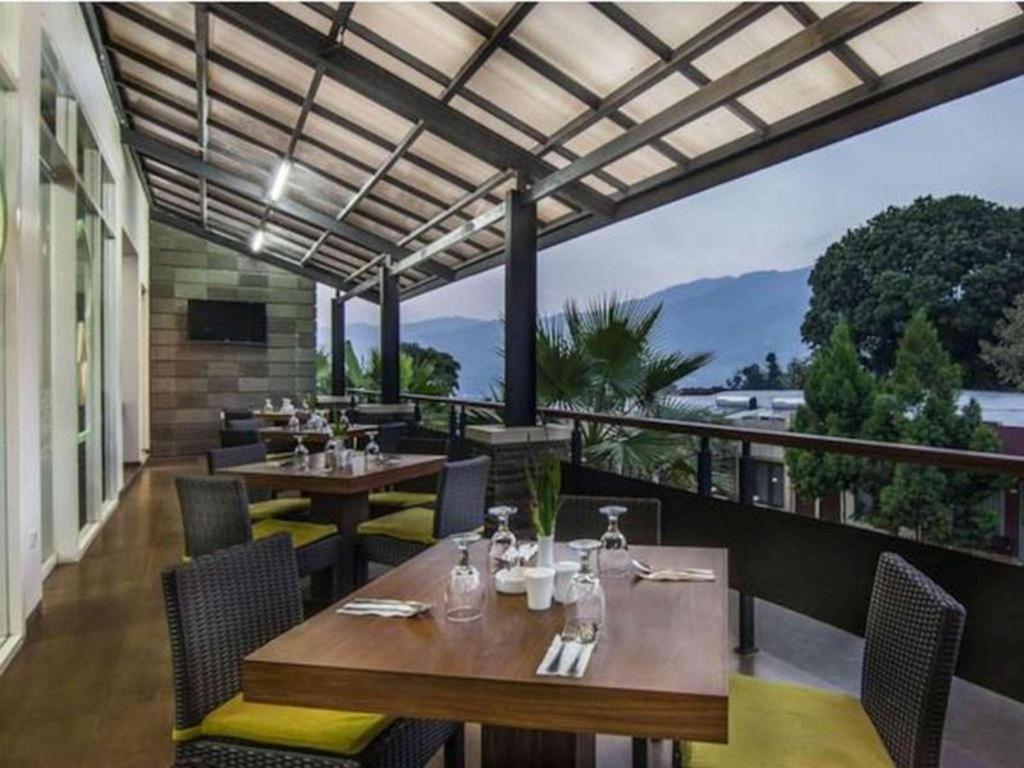 The Rizen Hotel Cisarua Luaran gambar