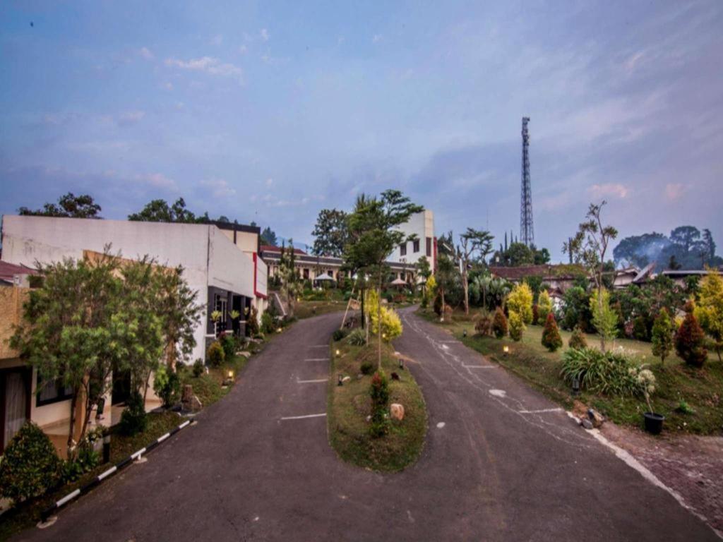The Rizen Hotel Cisarua Luaran gambar